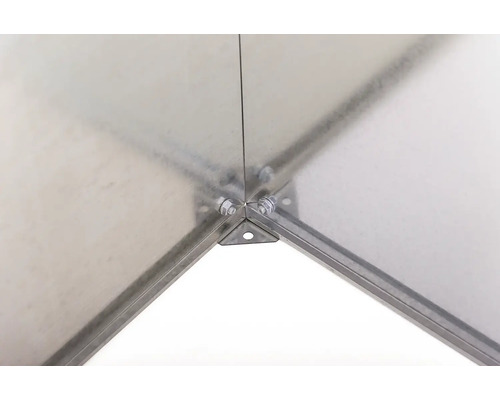 Detailný záber na kovový rohový spoj so skrutkami a maticami, detail stabilnej konštrukcie.