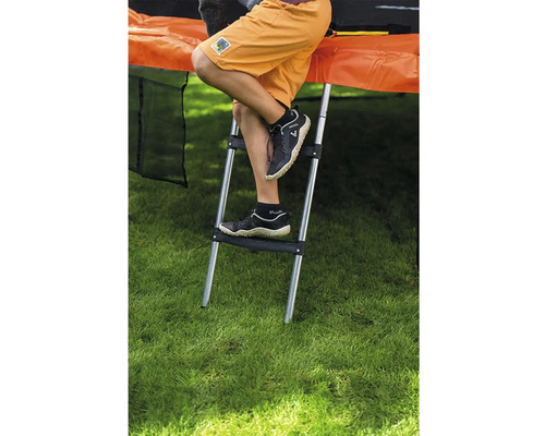 Kovový rebrík na trampolínu s dvoma plastovými stupienkami, pripevnený k trampolíne v záhrade.