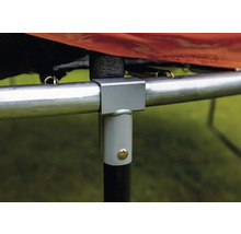 Detailný záber na T-spoj na ráme záhradnej trampolíny z pozinkovanej ocele.