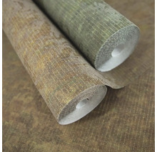 Dve role štruktúrovanej vliesovej tapety s vintage vzorom v zemitých tónoch a zelenej farbe.