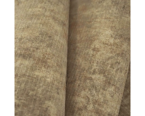 Detailný záber štruktúrovanej tapety so vzhľadom kameňa alebo látky vo vintage štýle.