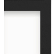 Detailný pohľad na roh čierneho fotorámika s bielou paspartou.