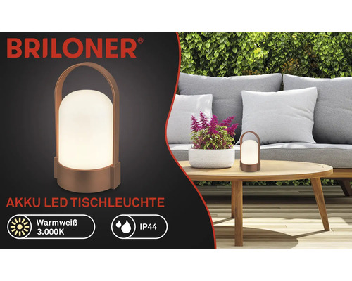 Briloner Logo, akumulátorová LED stolná lampa na drevenom stole v záhrade s pohovkou a plotom, teplá biela 3000 Kelvinov, krytie IP44.