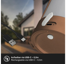 Detailný pohľad na svietidlo s nabíjacím portom USB-C a nabíjacím káblom s dĺžkou 0,5 metra.