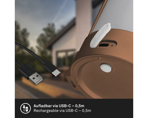 Detailný pohľad na svietidlo s nabíjacím portom USB-C a nabíjacím káblom s dĺžkou 0,5 metra.