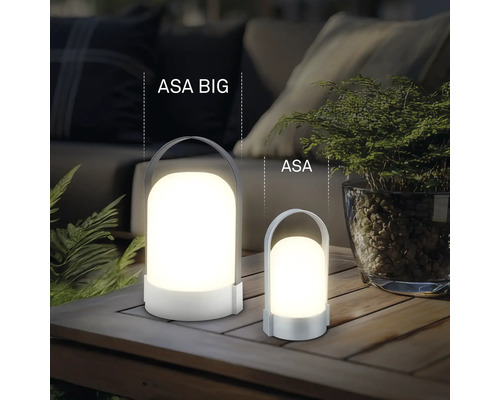 Mobilné stolové LED lampy ASA BIG a ASA na drevenom stole vo vonkajšom prostredí.