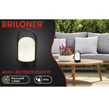 Briloner Logo, čierna akumulátorová LED stolná lampa na drevenom záhradnom stole, teplé biele svetlo 3.000 Kelvinov, ochrana IP44.