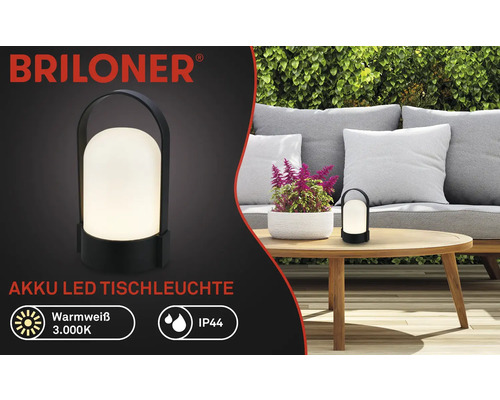 Briloner Logo, čierna akumulátorová LED stolná lampa na drevenom záhradnom stole, teplé biele svetlo 3.000 Kelvinov, ochrana IP44.