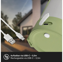 Detail svietidla s USB C portom a bielym nabíjacím káblom s dĺžkou nula celá päť metra.