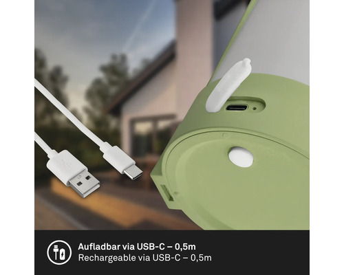 Detail svietidla s USB C portom a bielym nabíjacím káblom s dĺžkou nula celá päť metra.