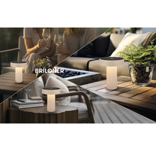 Vonkajšia stolná LED lampa Briloner na drevených stoloch v rôznych záhradných a terasových prostrediach, moderný dizajn, bezdrôtová.