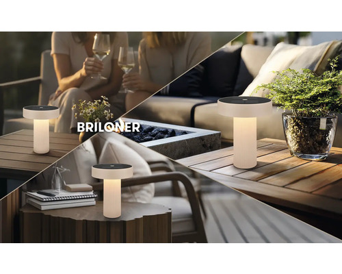 Vonkajšia stolná LED lampa Briloner na drevených stoloch v rôznych záhradných a terasových prostrediach, moderný dizajn, bezdrôtová.