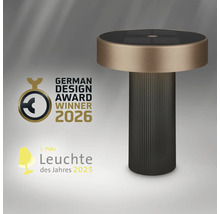 Moderná stolná lampa s drážkovaným podstavcom, ocenenie German Design Award Winner 2026 a prvé miesto Svietidlo roka 2025.