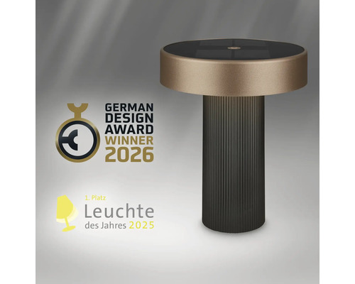 Moderná stolná lampa s drážkovaným podstavcom, ocenenie German Design Award Winner 2026 a prvé miesto Svietidlo roka 2025.