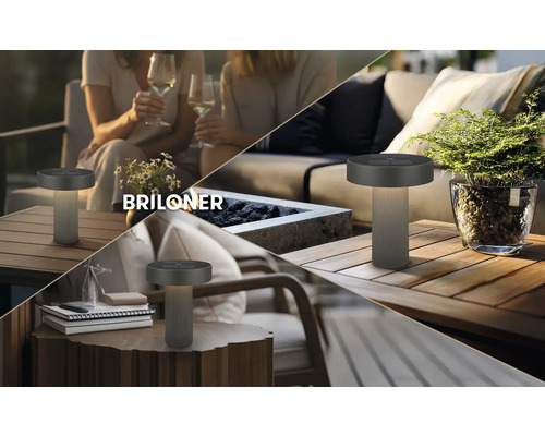 Solárna stolná lampa Briloner v antracitovej farbe na drevených stoloch v rôznych vonkajších scénach s nábytkom a ohniskom. Briloner Logo.