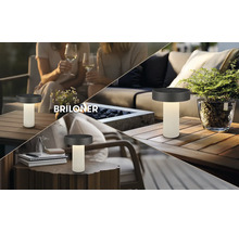 Vonkajšia stolná LED lampa Briloner na batérie, prenosná, na drevených plochách v rôznych záhradných scénach s Briloner Logo.
