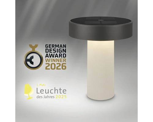 Moderné svietidlo s ryhovaným podstavcom, German Design Award Logo Winner 2026 a Svietidlo roka Logo prvé miesto 2025.