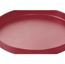 Okrúhla podmiska z plastu v červenej farbe.
