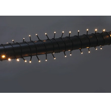 LED svetelná reťaz s teplými bielymi diódami, omotaná okolo tmavej rúry.