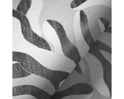 Detailný záber vliesovej tapety s vlnitým vzorom v zebra dizajne a štruktúrovaným povrchom.