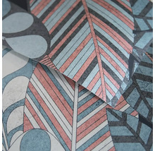 Detail vliesovej tapety s moderným vzorom listov a geometrickými prvkami.