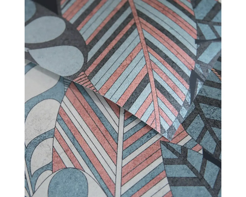 Detail vliesovej tapety s moderným vzorom listov a geometrickými prvkami.