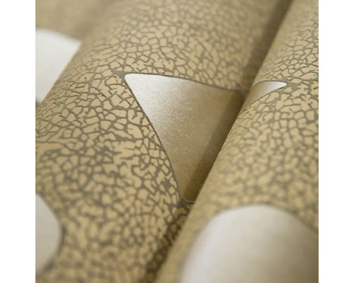 Detail tapety s popraskanou textúrou a geometrickým vzorom trojuholníkov.