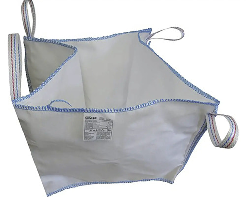 Biely Big Bag so štyrmi modrými zdvíhacími okami z odolného polypropylénu na stavebné materiály.