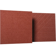 Akustické panely z plsti v terakotovej farbe, štvorcové, jeden hladký panel a jeden panel s líniovým vzorom.