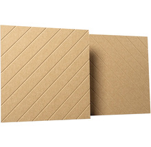 Štvorcový akustický panel z drevených vlákien s diagonálnymi drážkami.