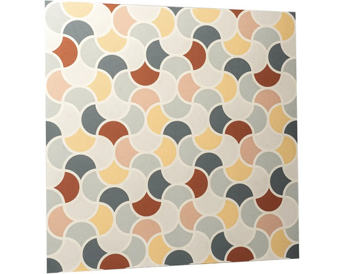Tapeta s geometrickým vzorom do seba zapadajúcich vejárovitých tvarov v retro štýle mid-century modern.