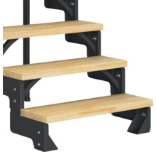 Detailný záber na schodisko so svetlými drevenými stupňami a tmavým kovovým rámom.