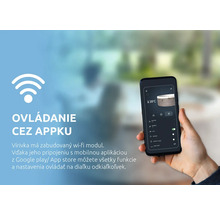 Ruka držiaca smartfón s aplikáciou na ovládanie vírivky cez bezdrôtové pripojenie.