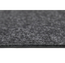 Detailný pohľad na sivú vpichovanú plstenú podlahovú krytinu s textúrovaným povrchom a viditeľnou spodnou stranou.