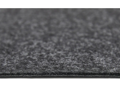 Detailný pohľad na sivú vpichovanú plstenú podlahovú krytinu s textúrovaným povrchom a viditeľnou spodnou stranou.