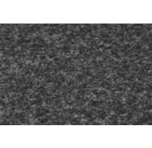 Detailný záber sivej vpichovanej plsti zo syntetických vlákien na podlahové krytiny alebo tvorenie.