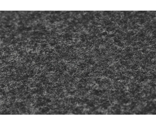 Detailný záber sivej vpichovanej plsti zo syntetických vlákien na podlahové krytiny alebo tvorenie.