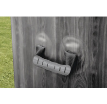 Rukoväť s tkanými pútkami na stene v dekore dreva.