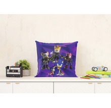 Dekoračný vankúš Sonic Prime na komode s rastlinou, organizérom, knihami a autíčkom vo svetlom prostredí.