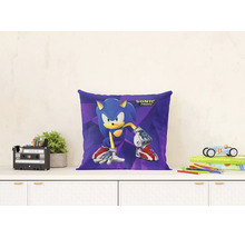 Dekoratívny vankúš s motívom a logom Sonic Prime na bielej komode vo svetlej, organizovanej detskej izbe s rastlinami a hračkami.