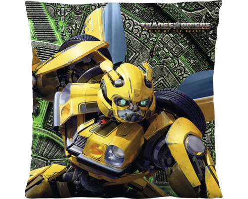 Vankúš s motívom Bumblebee z filmu Transformers Monštrá sa prebúdzajú a logom Transformers na vzorovanom pozadí.