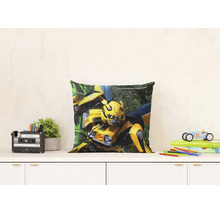 Štvorcový dekoratívny vankúš s postavou Transformers Bumblebee na bielej komode v presvetlenej detskej izbe.