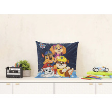 Svetlá a usporiadaná scéna so štvorcovým dekoratívnym vankúšom Paw Patrol s postavičkami Marshall, Chase, Rubble a Skye na písacom stole.