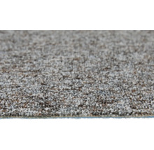 Detailný záber na melírovaný koberec so slučkovým vlasom v sivej a hnedej farbe.