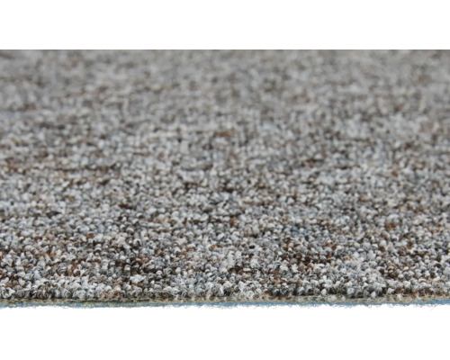Detailný záber na melírovaný koberec so slučkovým vlasom v sivej a hnedej farbe.