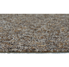 Detailný záber melírovaného koberca so slučkovou štruktúrou v hnedej a sivej farbe.