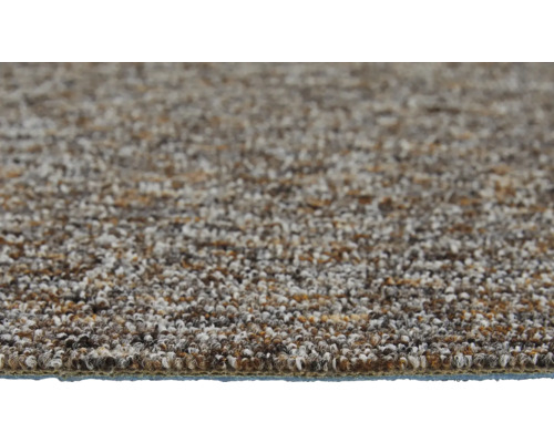 Detailný záber melírovaného koberca so slučkovou štruktúrou v hnedej a sivej farbe.