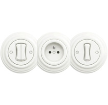 Kombinácia okrúhleho bieleho dvojitého spínača, švajčiarskej zásuvky typu J a jednoduchého spínača v retro dizajne.