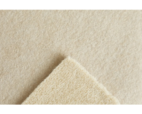 Mäkký plstený koberec, detailný pohľad na štruktúru materiálu s prehnutým rohom.