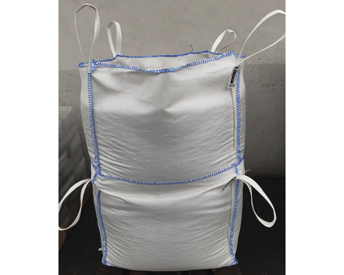 Big bag na sypký materiál z bielej tkaniny s prepravnými okami a modrými švami.